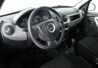 Подержанный автомобиль Renault Sandero 2012 года (7 фото)