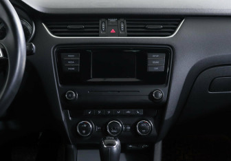 Подержанный автомобиль Skoda Octavia Liftback 2016 года (8 фото)