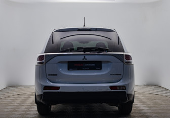 Подержанный автомобиль Mitsubishi Outlander 2012 года (4 фото)