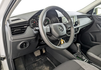 Подержанный автомобиль Skoda Rapid Liftback 2021 года (16 фото)