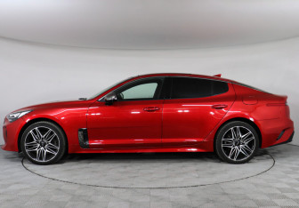 Подержанный автомобиль Kia Stinger 2023 года (8 фото)