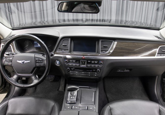 Подержанный автомобиль Genesis G80 2019 года (14 фото)