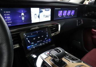Подержанный автомобиль Hongqi E-HS9 2022 года (22 фото)