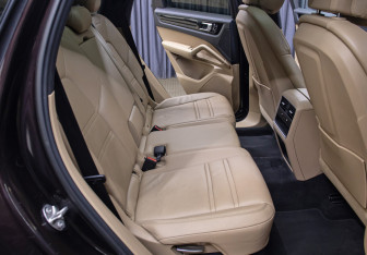 Подержанный автомобиль Porsche Cayenne 2020 года (12 фото)
