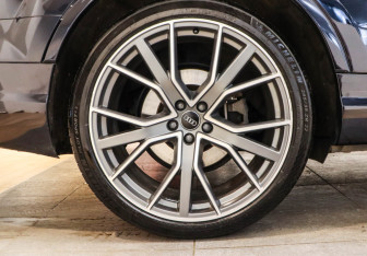 Подержанный автомобиль Audi Q7 2017 года (29 фото)