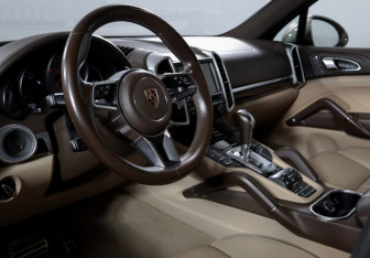 Подержанный автомобиль Porsche Cayenne 2016 года (14 фото)