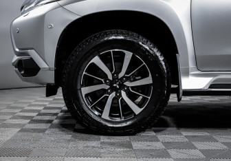 Подержанный автомобиль Mitsubishi Pajero Sport 2017 года (15 фото)