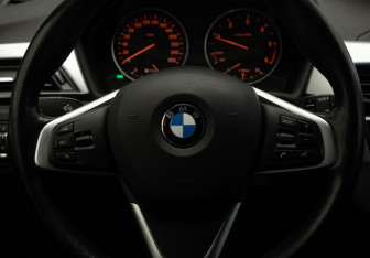 Подержанный автомобиль BMW X1 2015 года (10 фото)