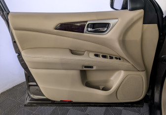 Подержанный автомобиль Nissan Pathfinder 2014 года (19 фото)