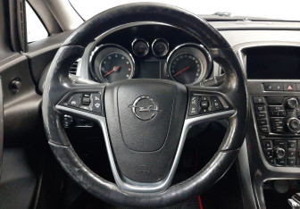 Подержанный автомобиль Opel Astra Hatchback 2013 года (17 фото)