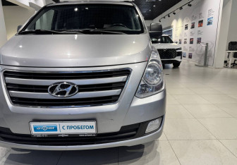 Подержанный автомобиль Hyundai H-1 2017 года (8 фото)