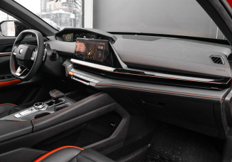 Подержанный автомобиль Changan UNI-V 2023 года (9 фото)