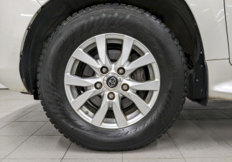 Подержанный автомобиль Toyota Land Cruiser Suv 2016 года (20 фото)
