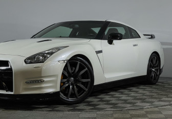 Подержанный автомобиль Nissan GT-R 2011 года (25 фото)