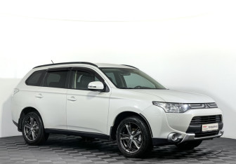 Подержанный автомобиль Mitsubishi Outlander 2013 года (3 фото)