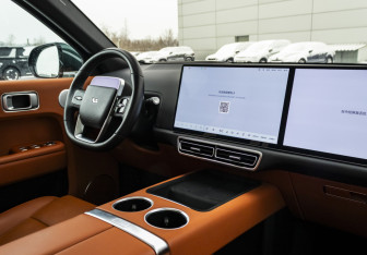 Подержанный автомобиль LiXiang L9 2023 года (11 фото)