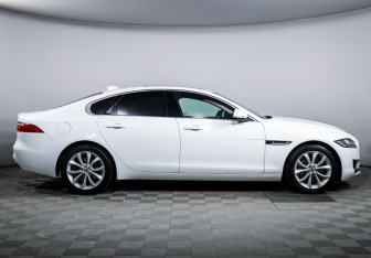 Подержанный автомобиль Jaguar XF Sedan 2018 года (4 фото)