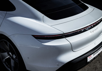 Подержанный автомобиль Porsche Taycan 2020 года (7 фото)