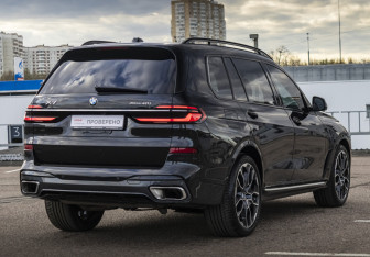 Подержанный автомобиль BMW X7 2022 года (8 фото)