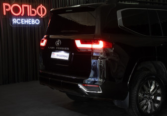 Подержанный автомобиль Toyota Land Cruiser Suv 2022 года (23 фото)