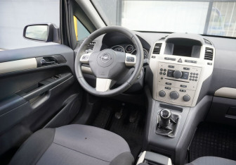 Подержанный автомобиль Opel Zafira Compactvan 2008 года (13 фото)