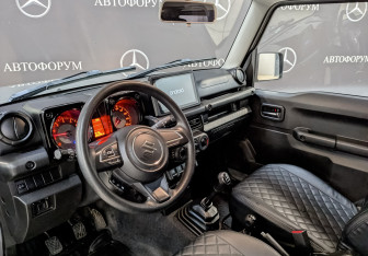 Подержанный автомобиль Suzuki Jimny 2021 года (15 фото)