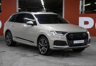 Подержанный автомобиль Audi Q7 2021 года (3 фото)