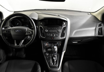 Подержанный автомобиль Ford Focus Hatchback 2015 года (12 фото)