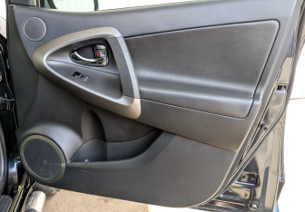 Подержанный автомобиль Toyota RAV4 2011 года (24 фото)