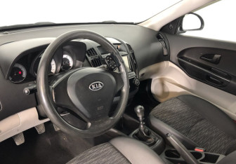 Подержанный автомобиль Kia Ceed Hatchback 2009 года (6 фото)