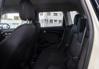 Подержанный автомобиль MINI Hatch 2019 года (12 фото)
