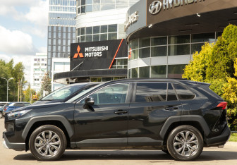 Подержанный автомобиль Toyota RAV4 2025 года (25 фото)