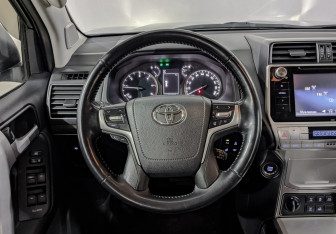 Подержанный автомобиль Toyota Land Cruiser Prado 2018 года (22 фото)