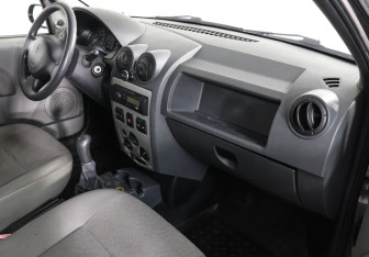 Подержанный автомобиль Renault Logan Sedan 2009 года (6 фото)