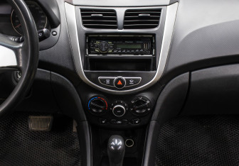 Подержанный автомобиль Hyundai Solaris Sedan 2011 года (13 фото)