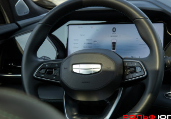 Подержанный автомобиль Geely Monjaro 2025 года (12 фото)