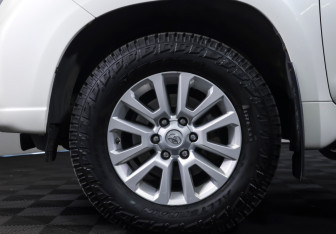 Подержанный автомобиль Toyota Land Cruiser Prado 2014 года (23 фото)