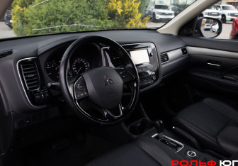 Подержанный автомобиль Mitsubishi Outlander 2015 года (10 фото)