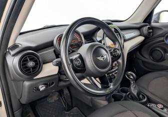 Подержанный автомобиль MINI Hatch 2016 года (16 фото)