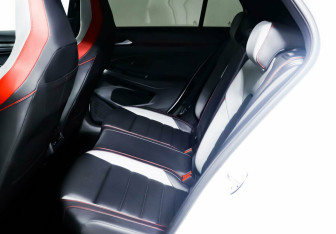 Подержанный автомобиль Volkswagen Golf GTI Hatchback 2021 года (12 фото)