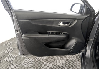 Подержанный автомобиль Kia Rio Hatchback 2021 года (19 фото)