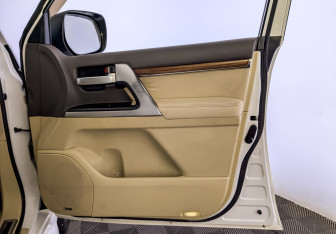 Подержанный автомобиль Toyota Land Cruiser Suv 2016 года (25 фото)