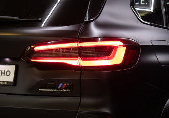 Подержанный автомобиль BMW X5 M 2021 года (33 фото)