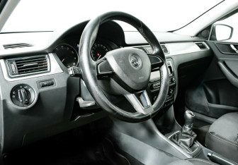 Подержанный автомобиль Skoda Rapid Liftback 2014 года (8 фото)