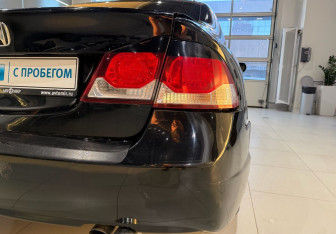Подержанный автомобиль Honda Civic Sedan 2011 года (8 фото)