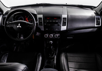 Подержанный автомобиль Mitsubishi Outlander 2010 года (11 фото)
