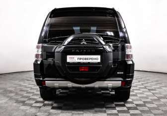 Подержанный автомобиль Mitsubishi Pajero 2017 года (6 фото)