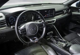 Подержанный автомобиль Kia K5 2020 года (10 фото)