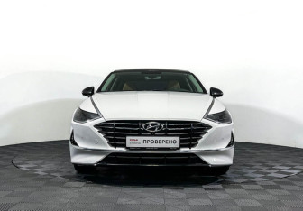 Подержанный автомобиль Hyundai Sonata 2020 года (2 фото)