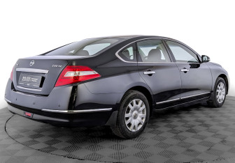Подержанный автомобиль Nissan Teana 2011 года (5 фото)